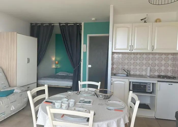 Appartement Notre-dame-de-monts: 26m² Pour 4 Avec Vue Sur Et Parking - Fr-1-540-310